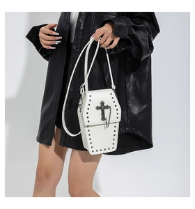 Détail du sac bandoulière gothique blanc en forme de cercueil avec clous et croix