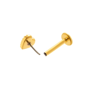 Vue détaillée du piercing labret cœur en titane G23 doré avec tige à clipser pour cartilage