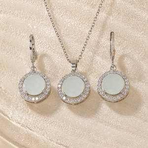 Elegantes Silberschmuck-Set mit runder grüner Edelstein-Halskette und Ohrringen
