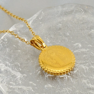 Collier médaille Saint Benoît dorée en acier inoxydable avec pendentif religieux