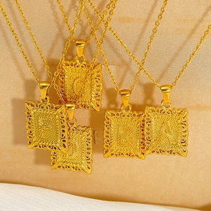 Collier lettre en acier inoxydable plaqué or 18K avec pendentif carré bordure rétro