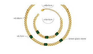 Detailsicht des goldenen Panzerketten-Sets mit grünem Glasstein und Größenabmessungen