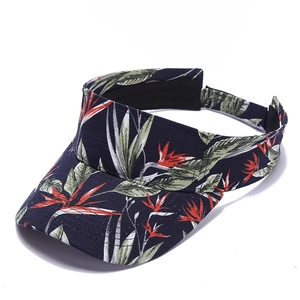 Makro-Detail von navyblauem Tropen-Blumendruck auf einem atmungsaktiven Visor Cap