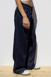 Détail du jean délavé à taille haute avec coupe large et silhouette de profil élégante