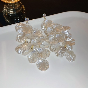 Elegant white shell flower tassel earrings with sparkling rhinestones for a chic french style