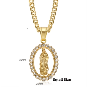 Dettaglio del piccolo ciondolo Madonna dorato con cristalli e misure di 36 mm per 25 mm