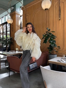 Blouse chic beige à volants avec manches bouffantes en organza pour un look élégant