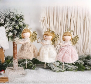 Trois pendentifs anges en peluche avec jupes en dentelle pour décoration de Noël