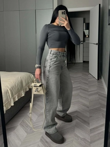 Vaqueros retro de talle alto y pierna ancha con top corto gris y bolso de mano