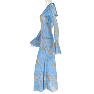 Détails des manches évasées sur une robe longue à imprimé marbré et coupe slim