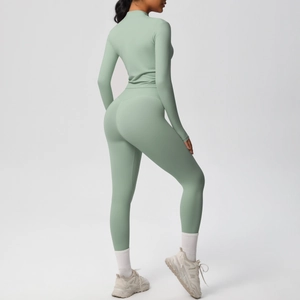 Détail de l'ensemble de yoga vert menthe avec haut ajusté à manches longues et legging