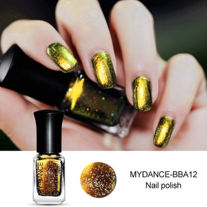 Makroaufnahme von BBA12 Chamäleon-Nagellack mit goldgrünem Verlauf und Glitzer-Finish