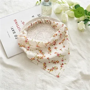 Détail d'un foulard triangulaire à fleurs avec bande élastique sur une assiette