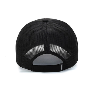 Casquette de baseball en maille noire respirante avec sangle réglable vue de l'arrière