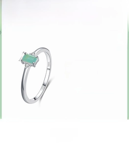 Gros plan sur une bague en argent S925 avec pierre verte rectangulaire et zircons