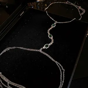 Chaîne de corps élégante en argent avec pierres émeraude et franges dans une boîte cadeau