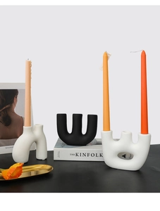 Primer plano de candelabros de cerámica minimalistas blancos y negros en forma de U