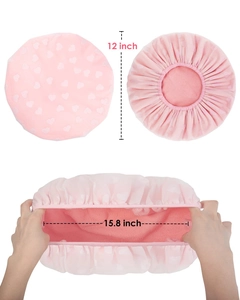 Detail der rosa Duschhaube mit 12-Zoll-Durchmesser und 15,8-Zoll-elastischer Dehnung