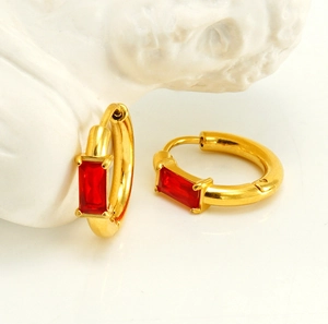 Nahaufnahme der Vintage Gold-Ohrringe mit einem rechteckigen roten Zirkonia Stein
