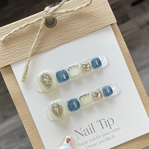 Faux ongles d'orteils faits main blanc et bleu avec strass goutte et perles
