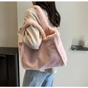 Détail du sac cabas en fausse fourrure rose montrant sa texture douce et sa grande taille