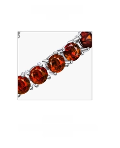 Makroaufnahme des 5mm roten Zirkon-Tennisarmbands mit präziser Mikropavé-Fassung