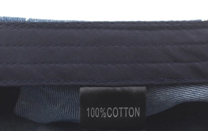 Détail de l'intérieur du béret en jean avec étiquette 100% coton et coutures renforcées