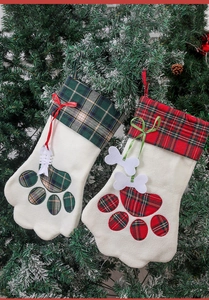 Détail de chaussettes de Noël en forme de patte avec des breloques sur un sapin