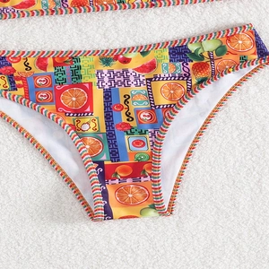 Detail der Bikinihose mit tropischem Fruchtprint und bunt gestreiftem Paspelrand