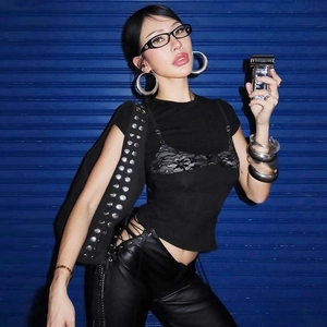 Detailansicht eines schwarzen Slim-Fit Crop-Tops für Damen mit Spitze und Y2K-Ästhetik