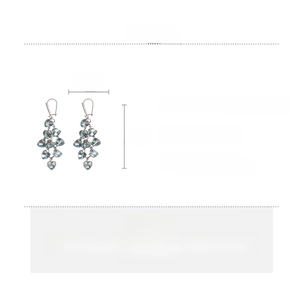 Vue détaillée des boucles d'oreilles cœur vintage bleues mesurant 9cm par 2,6cm