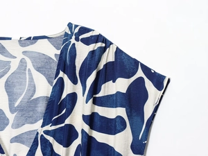 Nahaufnahme von blauem Blumenprint auf Stoff mit hochwertiger Naht und Textur-Details