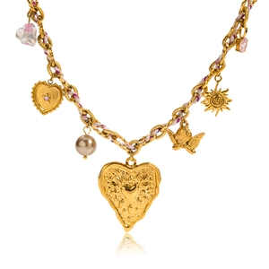 Collier doré vintage avec plusieurs charms cœur, ange et perles sur chaîne tressée