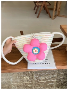 Detailansicht der weißen Strohtasche mit rosa Blume und dekorativem Perlenverschluss