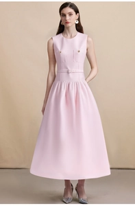 Détail de la robe rose sans manches avec col rond, boutons dorés et ceinture assortie