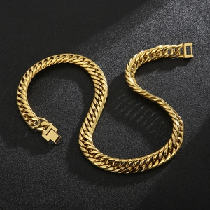 Detail einer goldenen Panzerkette mit polierter Oberfläche und sicherem Kastenverschluss