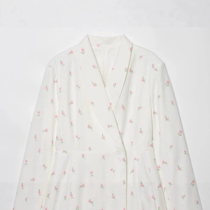 Damen Blazer in Weiß mit rosa Blumenmuster, Langarm und praktischem Einknopfverschluss