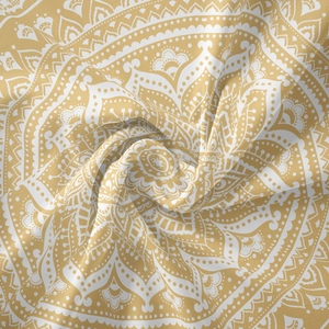 Gros plan sur le tissu mandala jaune bohème avec des motifs floraux blancs complexes