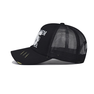 Détail de casquette baseball délavée avec broderie 76 blanche et visière effet usé