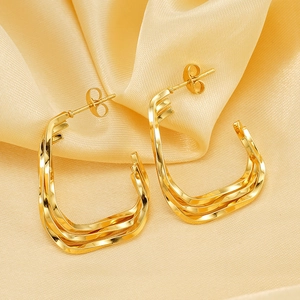 Boucles d'oreilles géométriques torsadées multicouches en acier titane plaqué or 18 carats