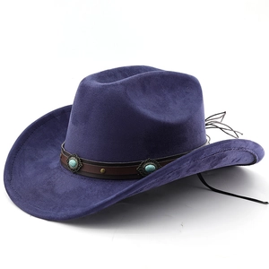 Détail d'un chapeau de cow-boy en daim avec pierres turquoises et rivets sur cuir