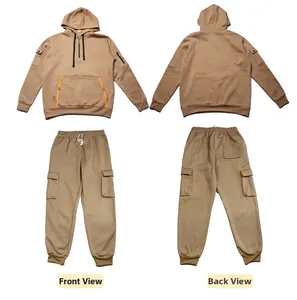 Vista frontale e posteriore della tuta in pile color kaki da uomo con tasche cargo