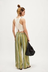 Vue arrière du pantalon large à rayures taille haute avec crop top blanc dos nu