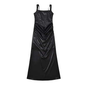 Robe longue élégante en satin noir avec fines bretelles et taille plissée chic