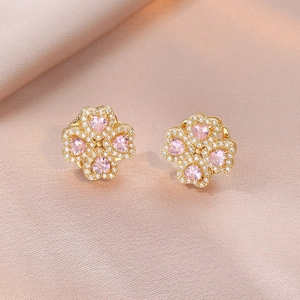 Orecchini a quadrifoglio con zircone rosa a cuore e montatura dorata micro-pave