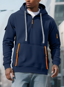 Dettaglio felpa blu navy con tasche a zip arancioni e trama in maglia di alta qualità