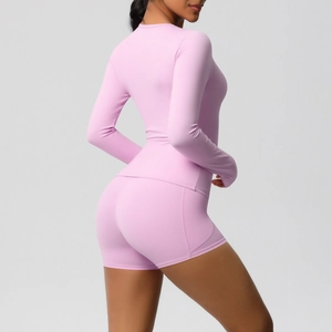 Détail d'un ensemble de yoga lilas avec haut à manches longues et short de cycliste
