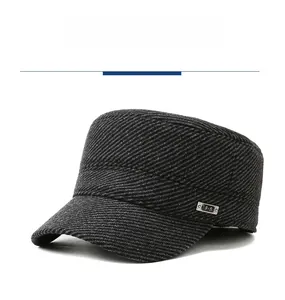 Detalle de la gorra plana de lana gris oscuro con hebilla metálica lateral rectangular