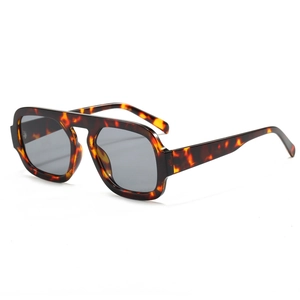 Gafas de sol aviador retro con montura de carey y lentes grises en vista lateral de 45 grados
