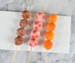 Dettaglio di spiedini barbecue realistici con polpette di carne e pesce su un piatto
